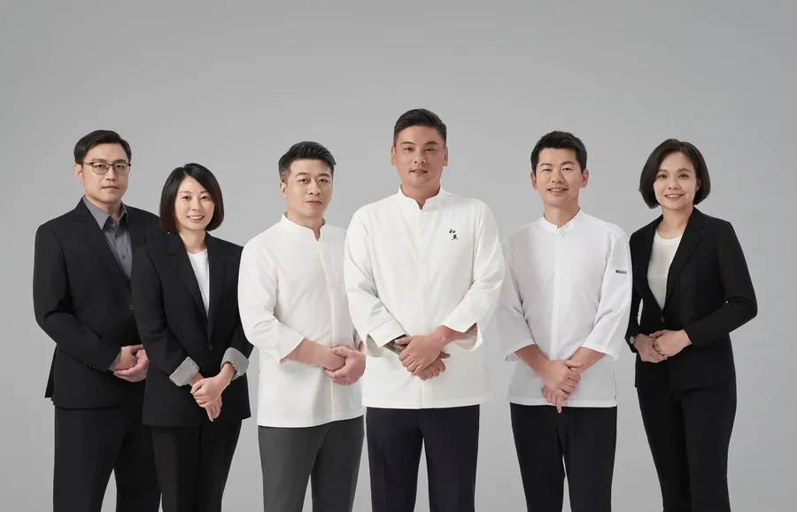 豊漁股份有限公司經營團隊合影，左起曾祥湧財務長、蕭伊雲總經理、黃永凱營運長、朱理董事長、盈科EIKA主廚稗田良平、行政總監李青穎